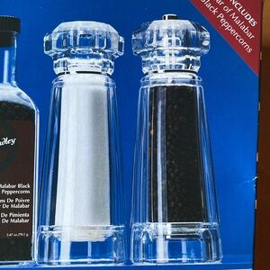 - NIB Mr Dudley Peppermill Salt Shaker Set 🧂✨